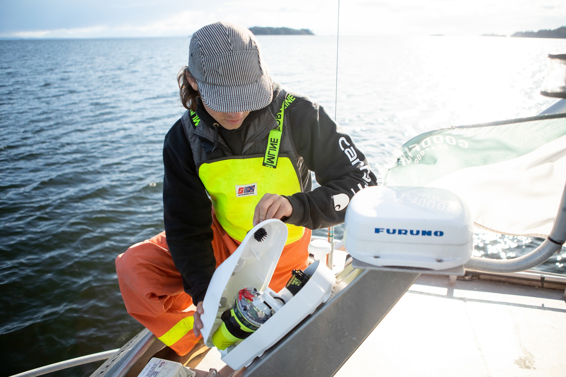 GlobalFix V6 in its Category 1 automatic-release housing mounted on a boat
