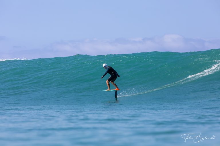 Caught in High Surf: Surfer's Terrifying Near-Drowning Experience in Oahu